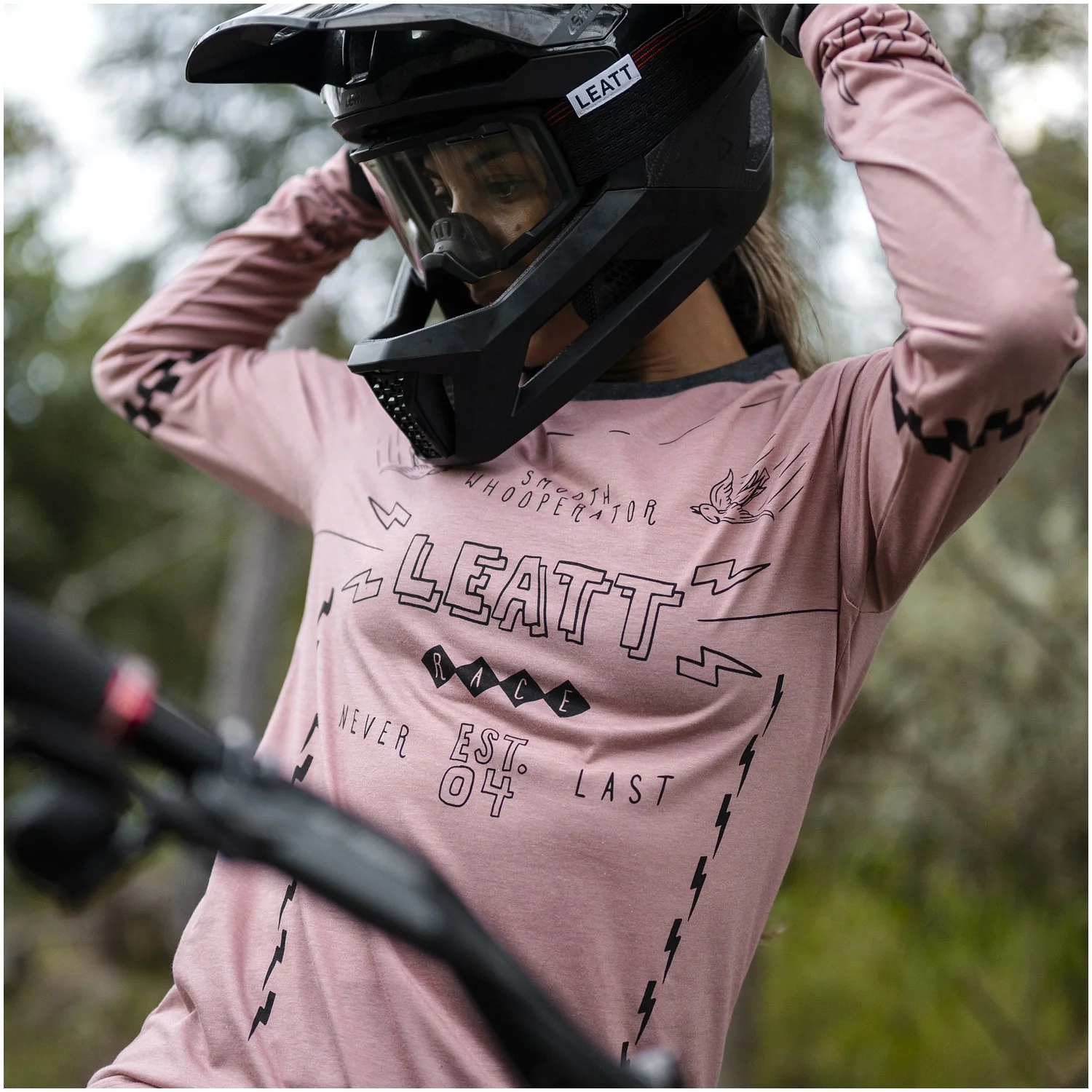 Jersey Leatt MTB Manga Larga Mujer Gravity 3.0 Polvo Rosa - Image 4