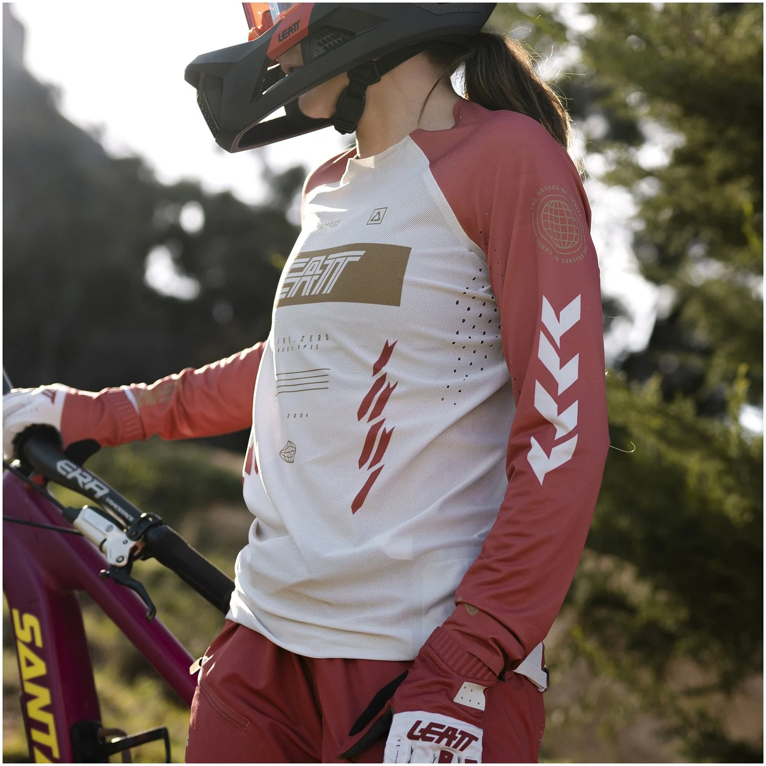 Jersey Leatt MTB Manga Larga Mujer Gravity 5.0 Rojo Racing - Image 4