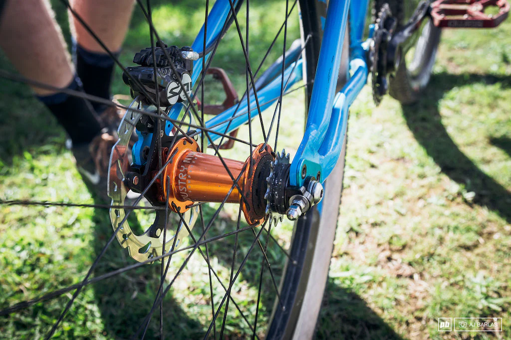 Industry Nine Maza Trasera Hydra 32H Single Speed 10X135 Bolt-On Naranja - Image 3