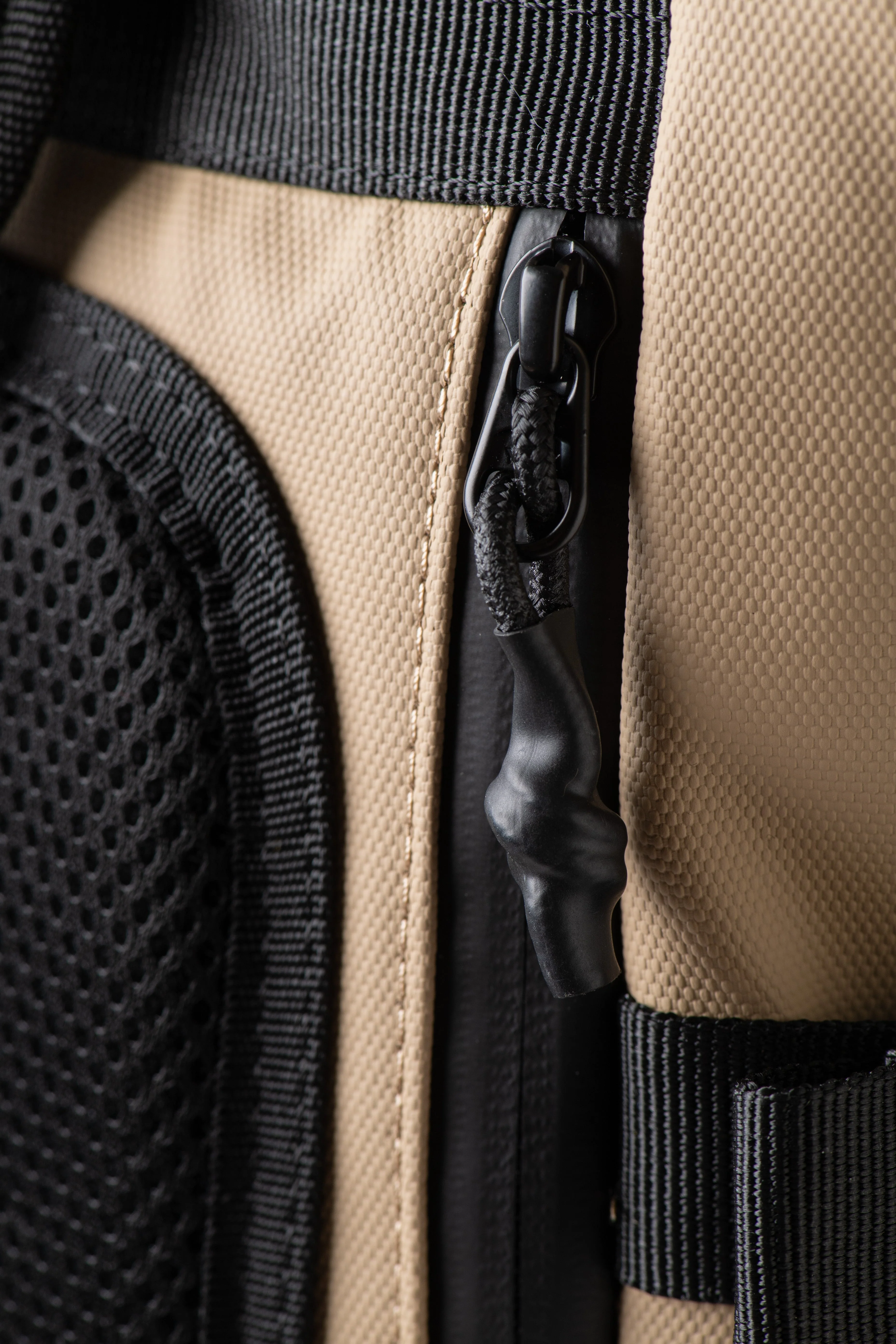 Mochila Roll On Top Desert Sand - Image 9
