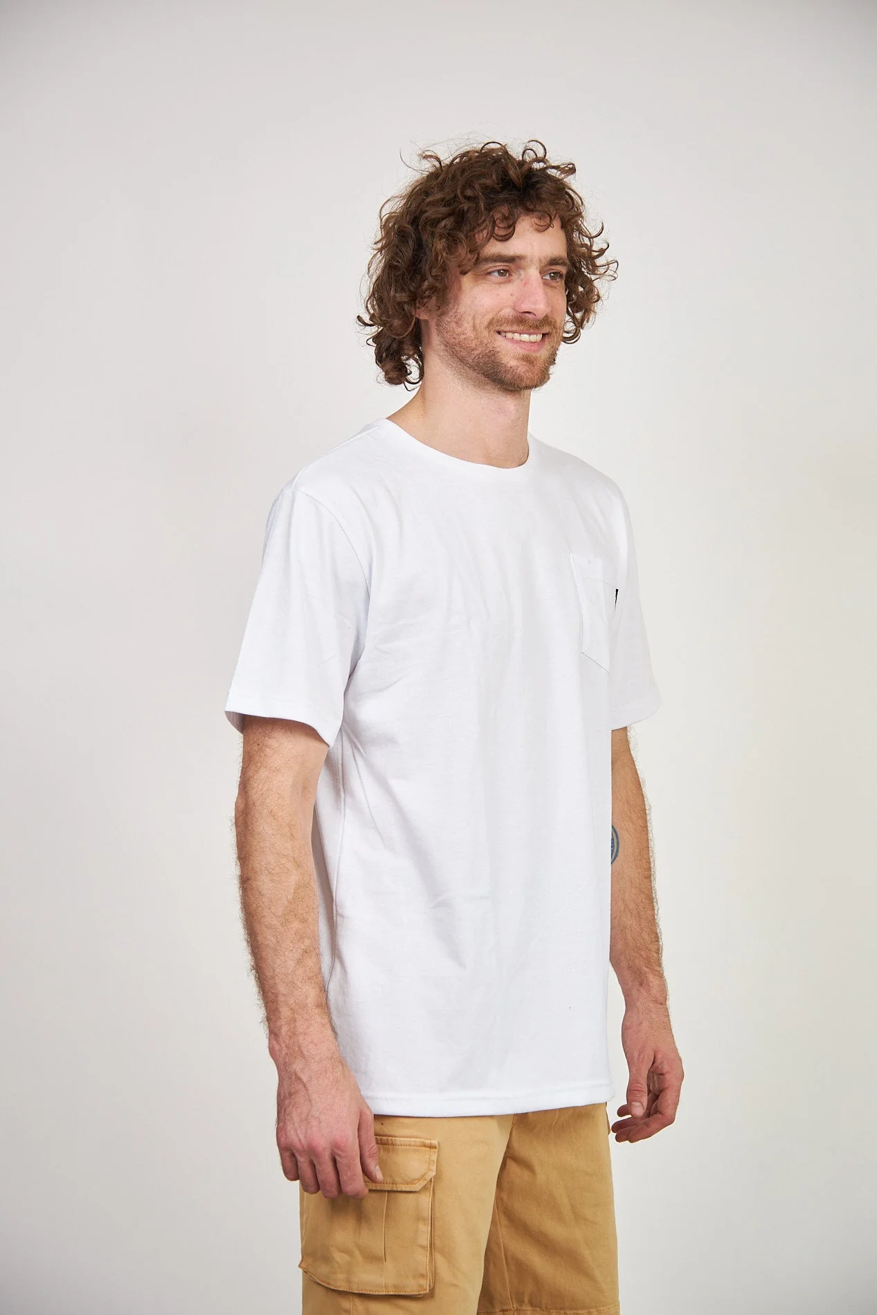 Polera con Bolsillo Blanca Manga Corta - Image 2