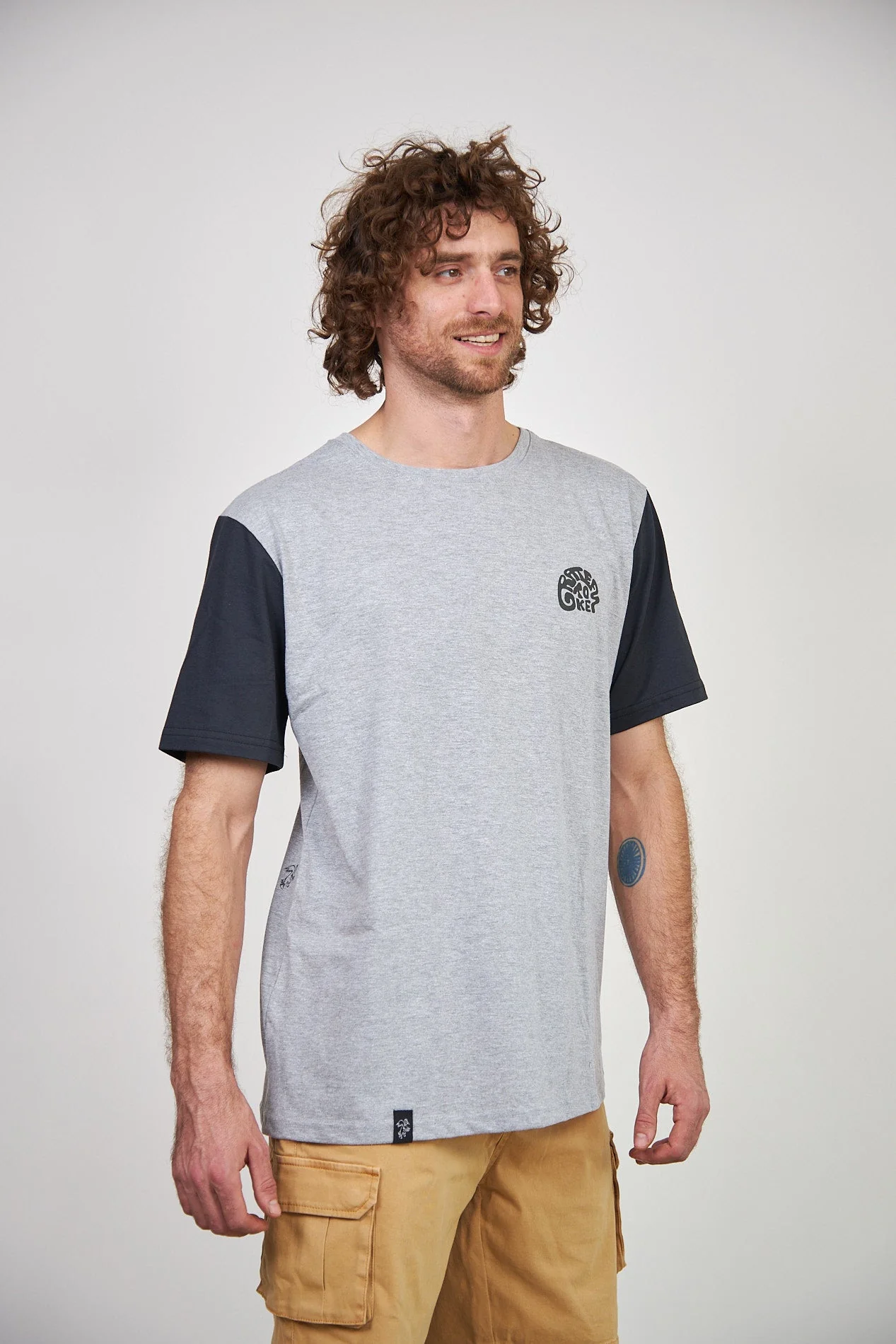 Polera Manga Corta Hombre Gris Grate - Image 2