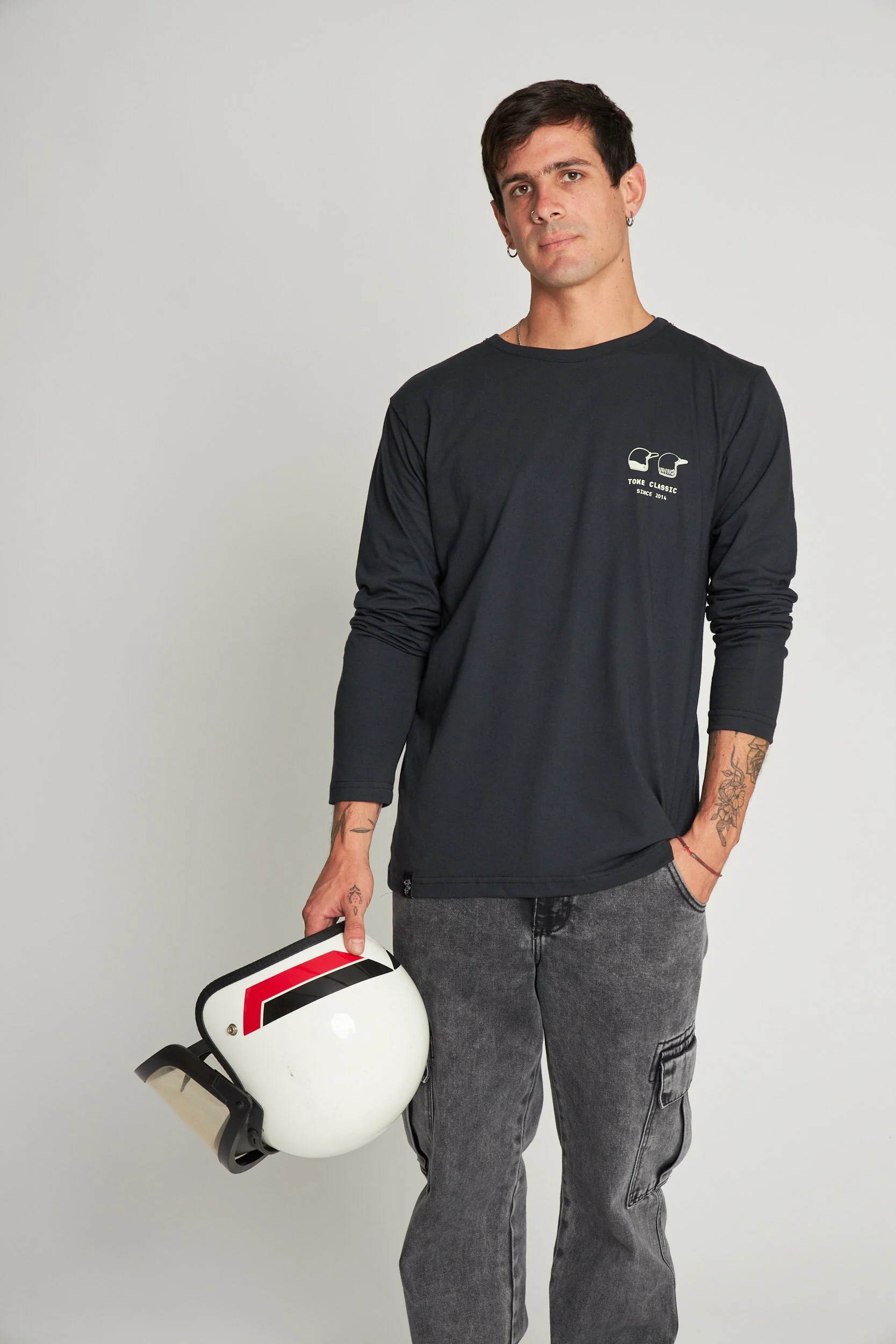 Polera Negra Manga Larga Hombre Cascos - Image 3