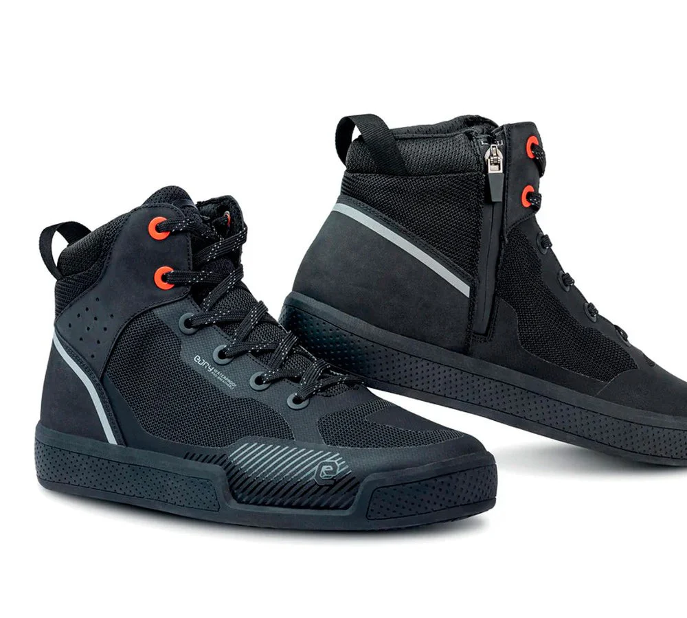 Zapato urbano de moto modelo Skyline Air WP Black | Eleveit
