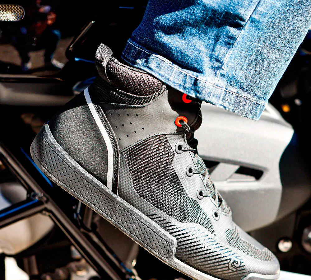 Zapato urbano de moto modelo Skyline Air WP Black | Eleveit - Image 2